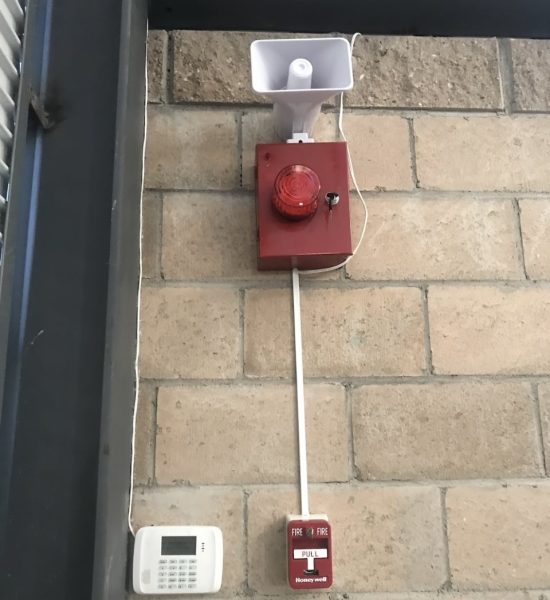 Alarmas contra incendio Jalisco. Uno de los equipos más importantes para los entornos laborales son las alarmas contra incendio, debido a su función preventiva en caso de una emergencia, por este motivo son consideradas como sistemas de detección pasiva, es decir, no luchan contra el fuego, pero alertan de manera temprana a los ocupantes de un inmueble para que se pongan a salvo. Contamos con una gran variedad de alarmas contra incendios, para que escogas la mejor opción.